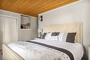 3 chambres, bureau, fer et planche à repasser, lit de bébé portatif