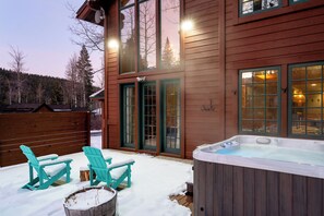 Outdoor spa tub - Palisades Getaway•Shuttle•Hot Tub•Views•EV Chrg (Alpine Meadows)