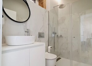 Douche, sèche-cheveux, bidet, serviettes fournies