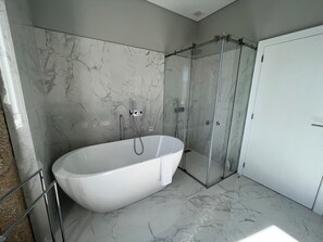 Bruser, hårtørrer, bidet, håndklæder