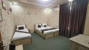 三人房 | 書桌、熨斗/熨衫板、免費 Wi-Fi