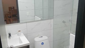Family Apartment | Bathroom | Free toiletries, towels, soap, shampoo