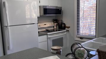 Réfrigérateur, micro-ondes, plaque de cuisson, lave-vaisselle