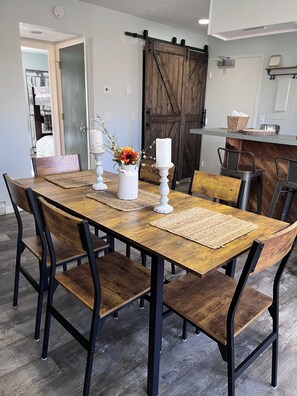 Dining - Serene haven "The Nest" in Wintergreen, close to activities and restaurants. (Wintergreen Resort)