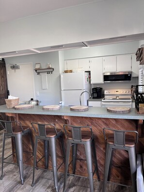 Kühlschrank, Mikrowelle, Herdplatte, Geschirrspüler