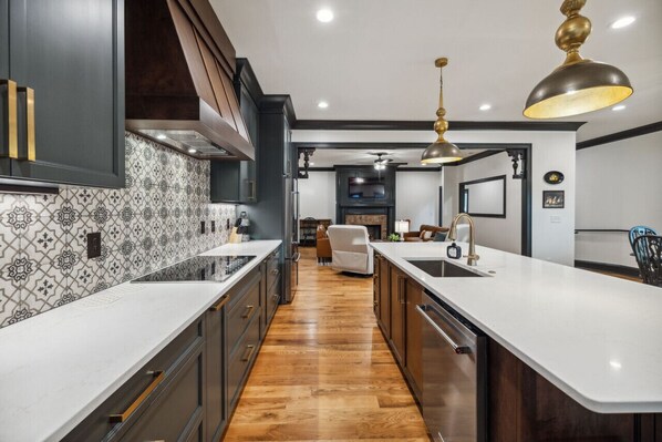 Refrigerador, microondas, horno, placa de cocina