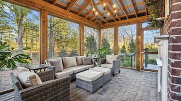 Télévision, cheminée, baby-foot