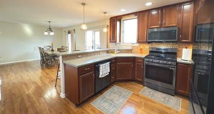 Charming 3-bedroom house in marvelous Elgin with AC, WiFi