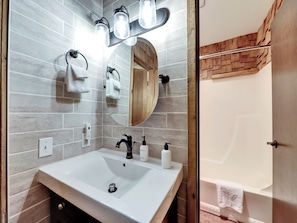 Hair dryer, towels - Lone Star Retreat – Cozy 1-Bedroom Condo with Mountain Views in Brian Head (Brian Head)