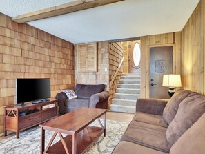Smart TV, video games, DVD player, books - Lone Star Retreat – Cozy 1-Bedroom Condo with Mountain Views in Brian Head (Brian Head)