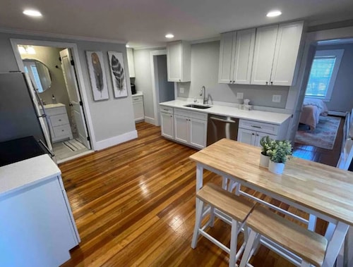 Spacious 3-bedroom apartment in lovely Millis with AC, WiFi