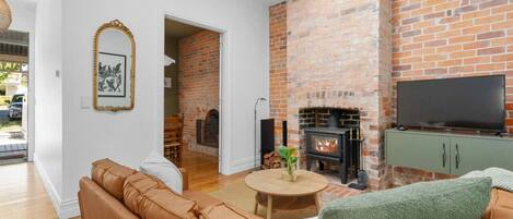 Télévision, cheminée