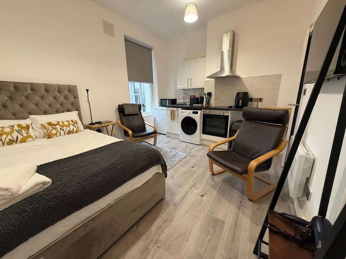 Tabla de planchar con plancha, wifi gratis, ropa de cama