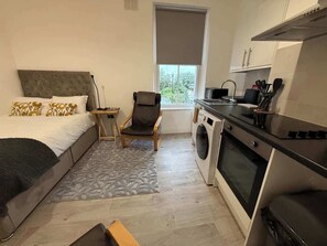 Iron/ironing board, free WiFi, bed sheets - Cosy Studio Flat Central Colwyn Bay F2 (Colwyn Bay)