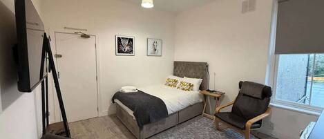 Iron/ironing board, free WiFi, bed sheets