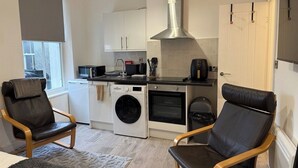 Fridge, microwave, oven, stovetop - Cosy Studio Central Colwyn Bay (Colwyn Bay)