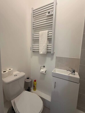 Douche, séchoir à cheveux, shampooing