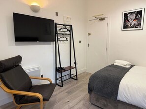 Iron/ironing board, Internet, bed sheets