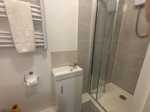 Douche, sèche-cheveux, shampoing
