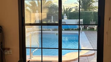 3 bedrooms, in-room safe, iron/ironing board, travel cot