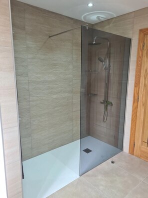 Douche, séchoir à cheveux, serviettes fournies