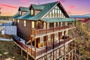 Exterior - Spacious family retreat with movie theater, close to attractions.  (Sevierville)