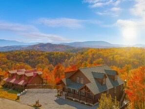 Exterior - Spacious family retreat with movie theater, close to attractions.  (Sevierville)