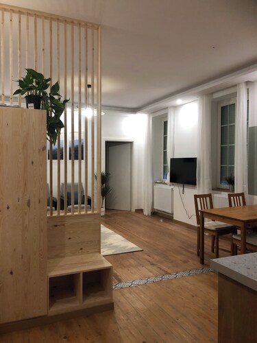 Charming, fully renovated apartment close to all amenities.