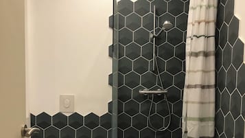 Haartrockner, HandtĂŒcher, Seife, Toilettenpapier