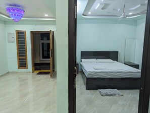 3 slaapkamers, een strijkplank/strijkijzer, wifi, beddengoed