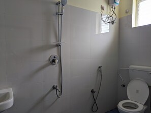 Een douche, een haardroger, een bidet, handdoeken