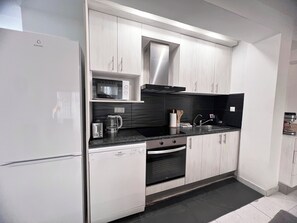 Kjøleskap, mikrobølgeovn, ovn og kokeplater