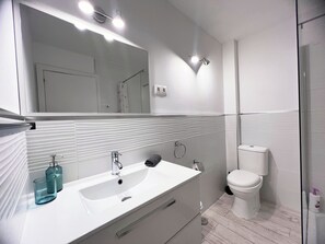 Doccia, asciugacapelli, asciugamani, sapone