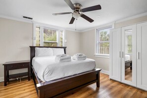 4 bedrooms, iron/ironing board, WiFi, bed sheets - Folly Beach Compound - Near the Beach & Center St! (Folly Beach)