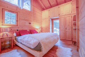 4 slaapkamers, een strijkplank/strijkijzer, gratis wifi, beddengoed