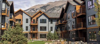 Stunning Views-Heated Pool-Hot tub-Fitness Center-5 mins to Canmore- Sparrowhawk