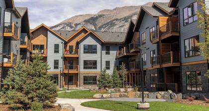 Stunning Views-Heated Pool-Hot tub-Fitness Center-5 mins to Canmore- Sparrowhawk