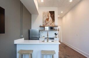 Refrigerador con freezer, microondas, horno, placa de cocina