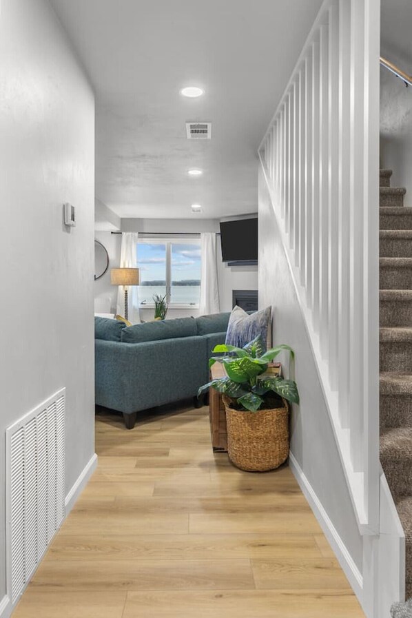 Smart-tv, een open haard en boeken