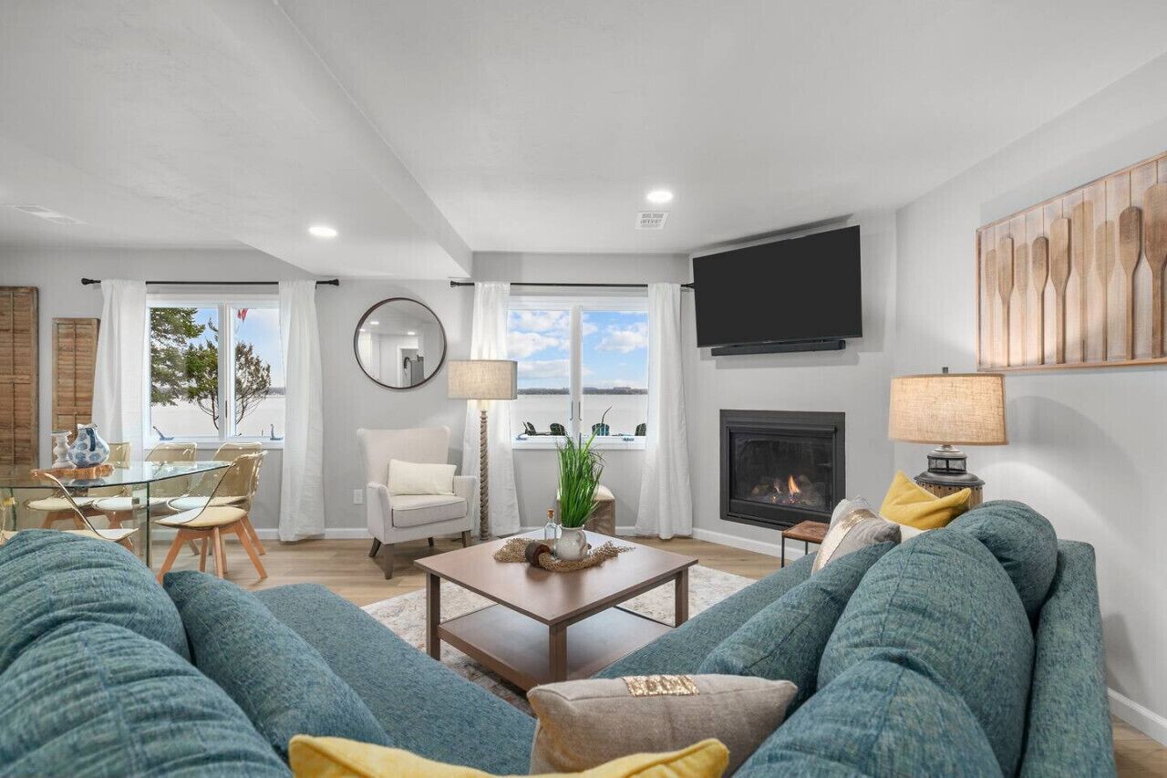 TV connectée, cheminée, livres