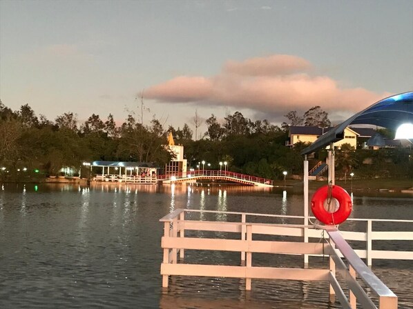 A waterfront scene with a dock, a bridge, and a gazebo. - Country house in Gravatá, Pernambuco, located in a gated community with great amenities—ideal for families (Gravatá)