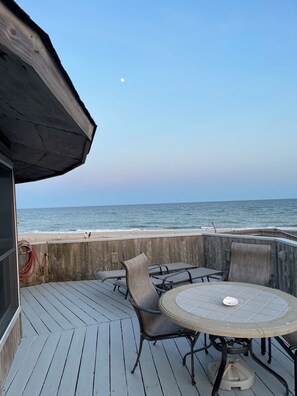 Outdoor dining - Oceanfront, beautiful 4-bedroom house in Fire Island. Panoramic views. (Ocean Beach)