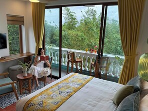 Premium bedding, desk, laptop workspace, free WiFi