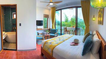 1 bedroom, premium bedding, desk, laptop workspace