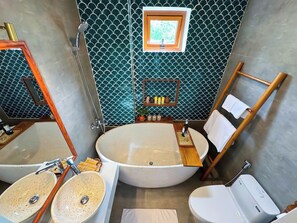 バスアメニティ (無料)、ヘアドライヤー、スリッパ、タオル
