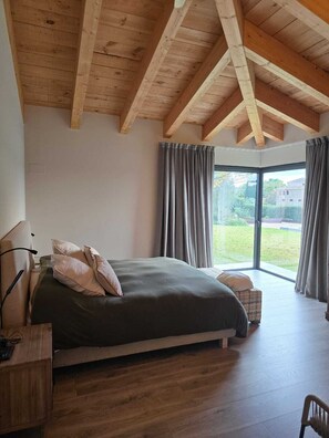 4 bedrooms, iron/ironing board, WiFi, bed sheets - House in Golf Emporda, three min. from Golf Emporda, at 7m, next to Pals beach. (Santa Maria de Solius)