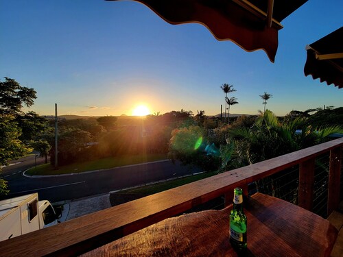 Kick back and relax in this contemporary open plan studio.  
