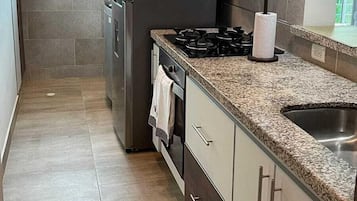 Apartamento, 2 quartos, sacada, vista para a cidade | Cozinha privada | Geladeira, micro-ondas, fogão, cooktop