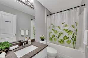 Douche, sèche-cheveux, serviettes fournies, savon