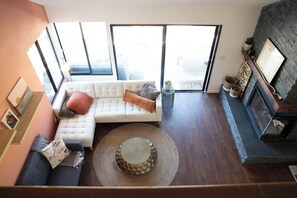 Smart-TV, peis, bordtennis og bøker